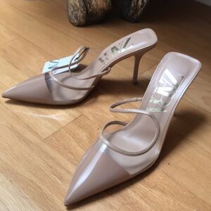 Zara Women's Nude Pointed Heels
Size 39 EU / Size 8 US